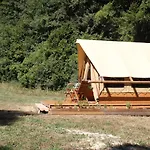 Chez Tombivouac بيت خشبي *